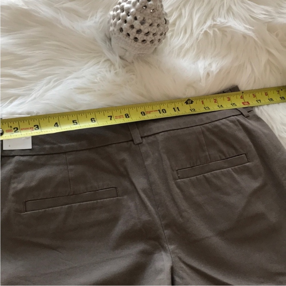 NWT Loft Shorts Size 4 excellent condition no rips no tears no stains.
#243 - Picture 6 of 6